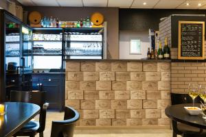 Sohvabaar või baar majutusasutuses Comfort Hotel Orleans Saran