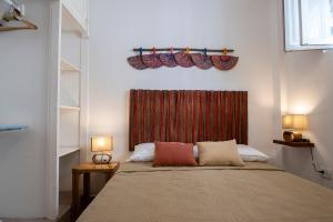 Säng eller sängar i ett rum på La Casita Azul Cozy Colonial House at Centro Historico with Rooftop and Jacuzzi