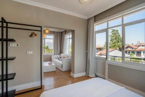 een slaapkamer met uitzicht op een woonkamer bij House of Good Things in Antalya