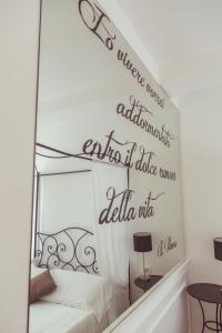 - une chambre avec un miroir aux mots de bienvenue à vos endocrinologues et à votre insulinote dans l'établissement Piccolo Mondo Hotel, à Follonica
