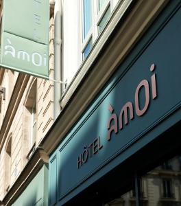 una señal de hotel amazon en el lateral de un edificio en Hôtel Amoi Paris en París