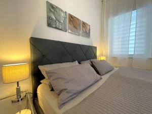 Tempat tidur dalam kamar di KLASSIK Design-Luxus-Apartment, Nahe Marktplatz