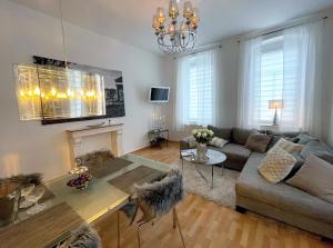 - un salon avec un canapé et une table dans l'établissement KLASSIK Design-Luxus-Apartment, Nahe Marktplatz, à Gera