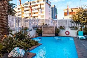 una piscina frente a un edificio en The Bantry Bay Aparthotel by Totalstay, en Ciudad del Cabo