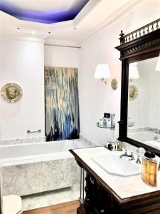 華沙的住宿－Luxury Suites & Apartments MONDRIAN Market Square II，一间带水槽和镜子的浴室