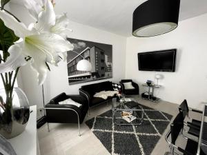 un soggiorno con divano e TV di BAUHAUS Design-Luxus Apartment, 20er Jahre Stil, Garten a Gera