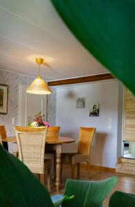 - une salle à manger avec une table et des chaises dans l'établissement Ferienhaus ROSENHOF Vulkaneifel, à Ormont