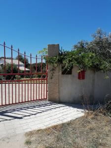 ゴウヴェイアにあるQuinta do Formil - Serra da Estrelaの鉢植えの赤い柵