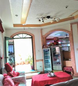 - un salon avec un canapé et une table rouge dans l'établissement Das Traum Guest Haus, à Siquijor