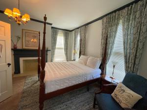 Кровать или кровати в номере Meadows Inn