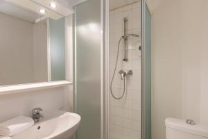 un bagno con doccia e lavandino di Hôtel F1 Reims Tinqueux a Reims