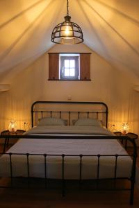 um quarto com uma cama e uma janela em Het Koerhuis em Kinrooi