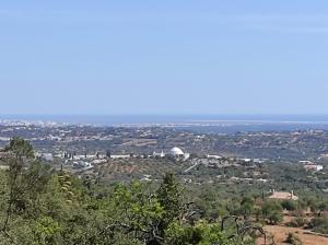 uitzicht op een stad vanaf de top van een heuvel bij Loulé - Poço Geraldo in Loulé