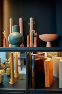 a shelf with vases and a book and books at Hôtel Amoi Paris in Paris