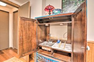 una cocina con fregadero en un armario de madera en Chicago Creek B and B 1 Mi to Mt Blue Sky!, en Idaho Springs