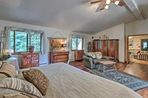 1 dormitorio con 1 cama grande y sala de estar en Chicago Creek B and B 1 Mi to Mt Blue Sky!, en Idaho Springs