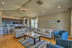 大西洋城的住宿－Idyllic Oceanfront Home on Atlantic City Boardwalk，带沙发和桌子的客厅以及厨房。