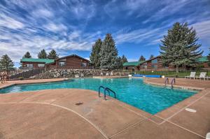 - une grande piscine d'eau bleue dans la cour dans l'établissement Relaxing Abode in Show Low Quiet, 55 and Community!, à White Mountain Lakes Estates