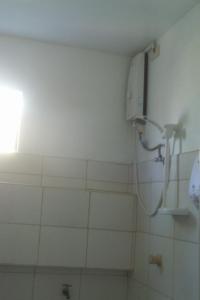 La salle de bains est pourvue d'une douche avec une lumière sur le mur. dans l'établissement Malapascua Legend Water Sports and Resort, à Malapascua