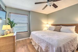 Llit o llits en una habitació de Charming Cedar Key Condo Direct Beach Access