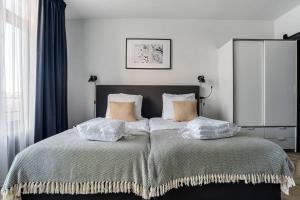 um quarto com uma cama grande com almofadas em Hosted by Wendy Prins Willem 3 em Scheveningen