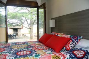 特魯埃爾的住宿－El Rincón de Guica，一间卧室配有一张带红色枕头的大床