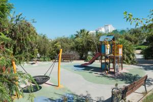 un parc avec une aire de jeux et une balançoire dans l'établissement Escape to Estepona, à Estepona