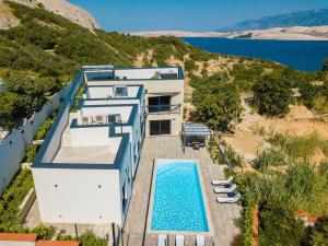 - une vue aérienne sur une maison avec une piscine dans l'établissement Perla Nera Heated Pool & Sauna, à Stan Trigraci