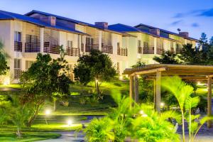 a view of a building at night at Vila dos Lírios -Tranquilidade e Natureza in Imbassai