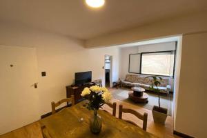 a living room with a table and a couch at Departamento Céntrico a metros de Plaza Belgrano in San Salvador de Jujuy