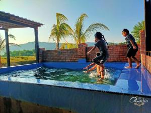 eine Gruppe von Kindern, die im Pool spielen in der Unterkunft Che'Pa Village Langkawi in Kuah