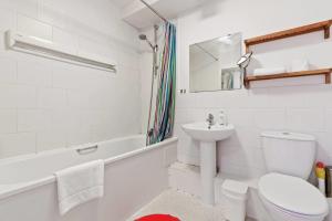 ห้องน้ำของ Modern 2 Bedroom Apartment in Homerton