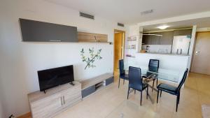 托雷帕切科的住宿－Casa Real - A Murcia Holiday Rentals Property，客厅配有电视和桌椅