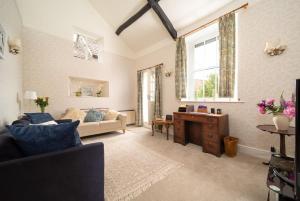 uma sala de estar com um sofá e uma mesa em Diana's Cottage em Braunton