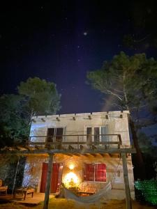 una casa con una hamaca delante de ella por la noche en Para pasar bien!, en Maldonado