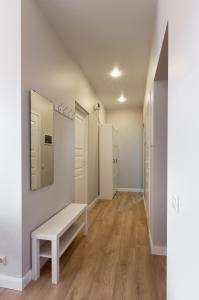 een kleedkamer met een bank en een spiegel bij à la fontaine in Druskininkai