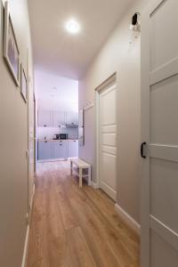 een lege hal met een deur en een keuken bij à la fontaine in Druskininkai