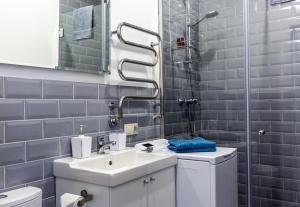 een badkamer met een wastafel en een douche bij à la fontaine in Druskininkai