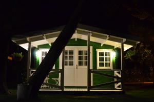 um gazebo com uma porta branca à noite em Lukkies Lodge Cirali em Cirali