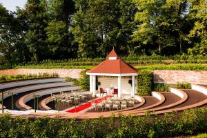 Taman di luar The Keadeen Hotel