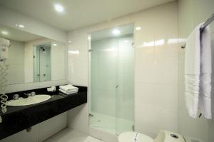 Un baño de Travelers Condominio Plenitud