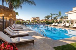 uma piscina com espreguiçadeiras e um resort em Barceló la Nucía Hills em La Nucía
