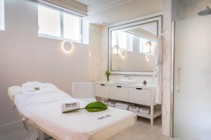 拉努西亚Barceló la Nucía Hills的白色的浴室设有床和水槽