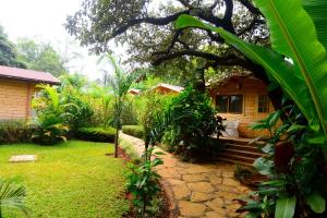ein Haus in einem Garten mit einem Steinweg, der dorthin führt in der Unterkunft Severine Cottages and Lounge Ltd in Nairobi