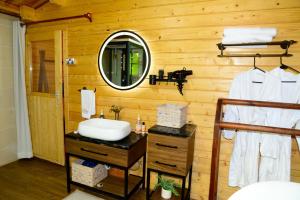 ein Badezimmer mit Waschbecken und Spiegel in der Unterkunft Severine Cottages and Lounge Ltd in Nairobi