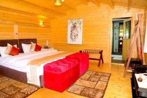 ein Schlafzimmer mit einem großen Bett und einem roten Sofa in der Unterkunft Severine Cottages and Lounge Ltd in Nairobi + 37 Fotos