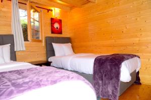 Ein Bett oder Betten in einem Zimmer der Unterkunft Severine Cottages and Lounge Ltd