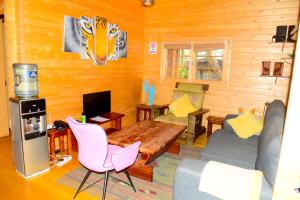 Ein Sitzbereich in der Unterkunft Severine Cottages and Lounge Ltd