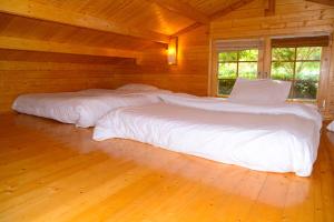 Ein Bett oder Betten in einem Zimmer der Unterkunft Severine Cottages and Lounge Ltd