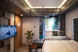 Postel nebo postele na pokoji v ubytování Hotel Xcell Hiroshima Nagarekawa